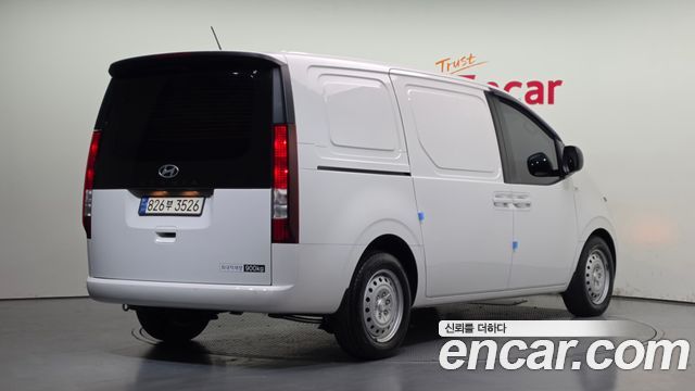 Hyundai Staria 2025 — photo 2