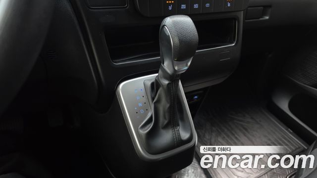 Hyundai Staria 2025 — photo 12