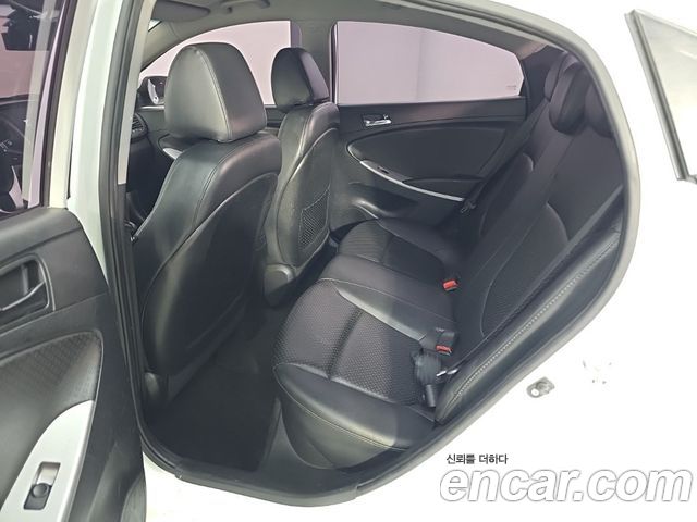 Hyundai Accent 2011 — photo 12
