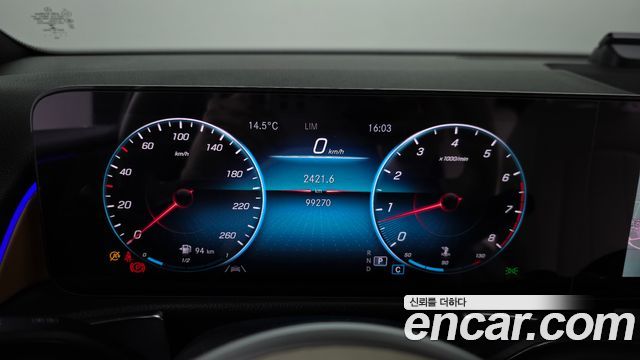 Mercedes-Benz GLB-Class 2021 — photo 11