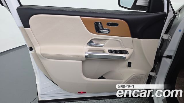 Mercedes-Benz GLB-Class 2021 — photo 14