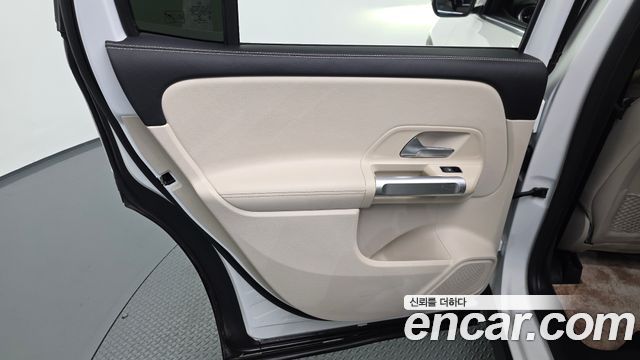 Mercedes-Benz GLB-Class 2021 — photo 15