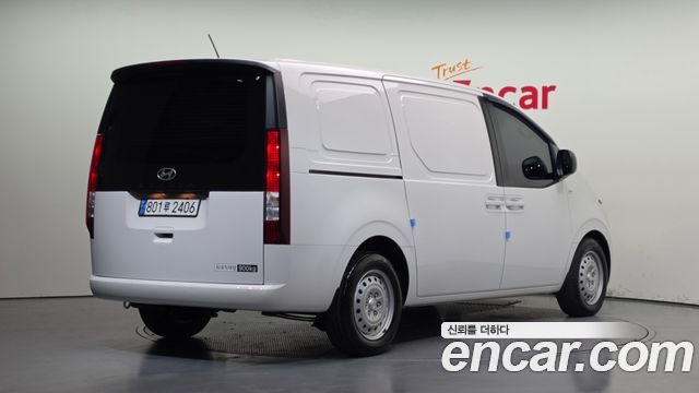 Hyundai Staria 2025 — photo 2