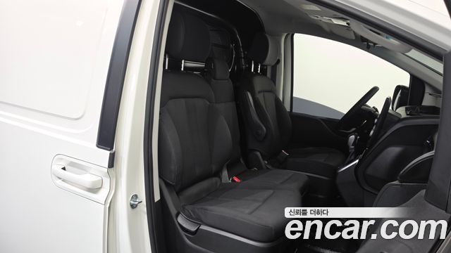 Hyundai Staria 2025 — photo 17