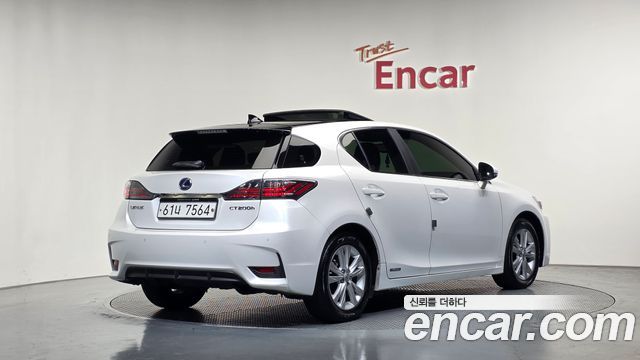 Lexus CT200h 2017 — photo 2