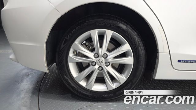 Lexus CT200h 2017 — photo 5