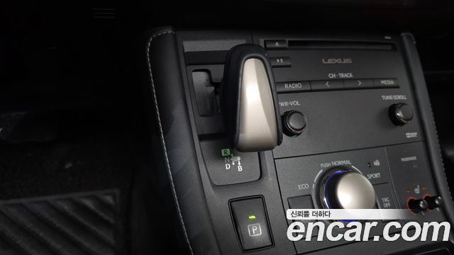 Lexus CT200h 2017 — photo 9