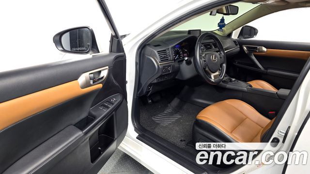 Lexus CT200h 2017 — photo 10
