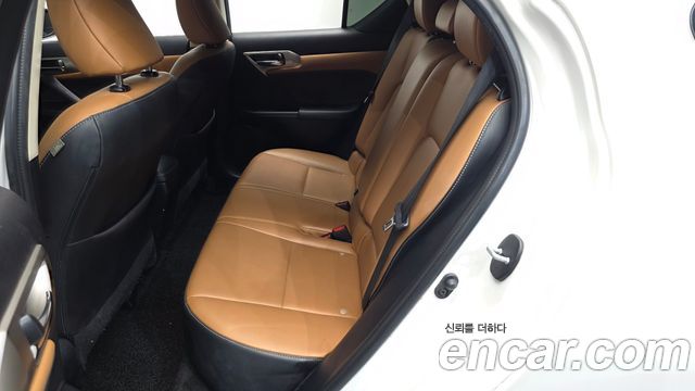 Lexus CT200h 2017 — photo 11