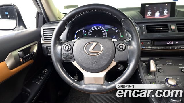 Lexus CT200h 2017 — photo 12