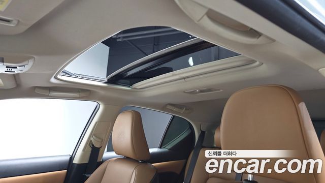 Lexus CT200h 2017 — photo 16