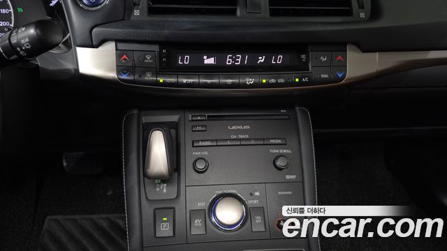 Lexus CT200h 2017 — photo 18
