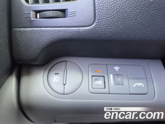 Hyundai Starex 2012 — photo 11