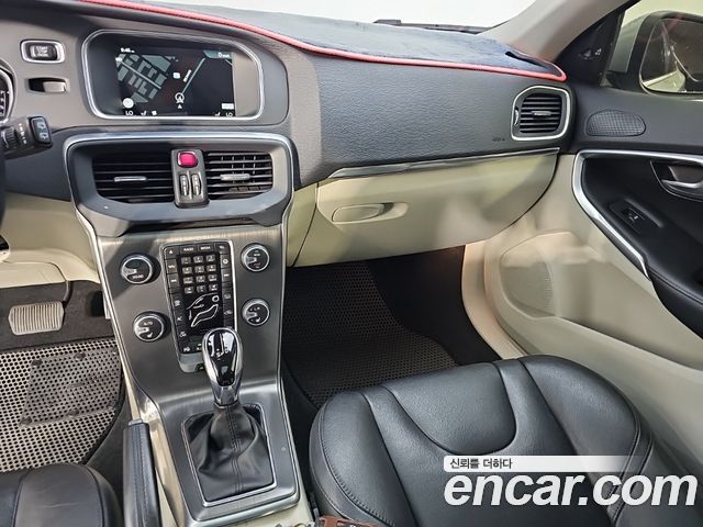 Volvo V40 2016 — photo 10