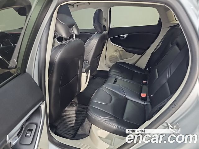 Volvo V40 2016 — photo 12