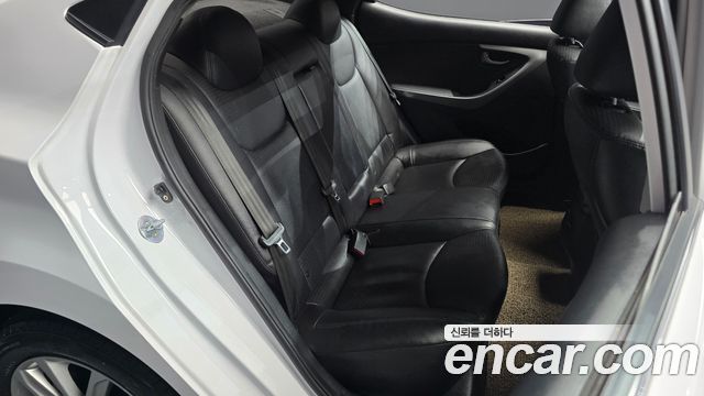 Hyundai AVANTE 2016 — photo 17
