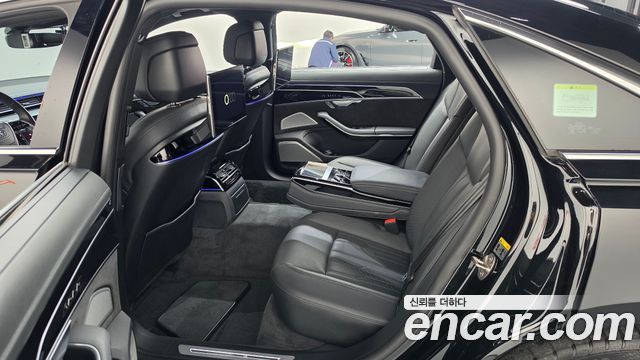 Audi A8 2021 — photo 17