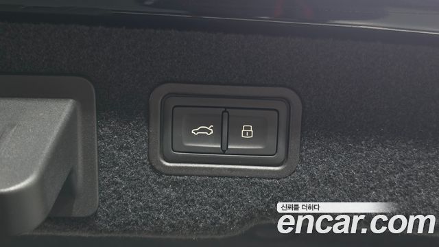 Audi A8 2021 — photo 22