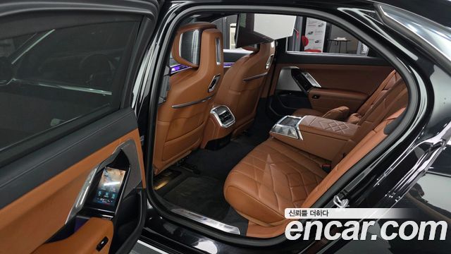 BMW 7-Series 2023 — photo 29