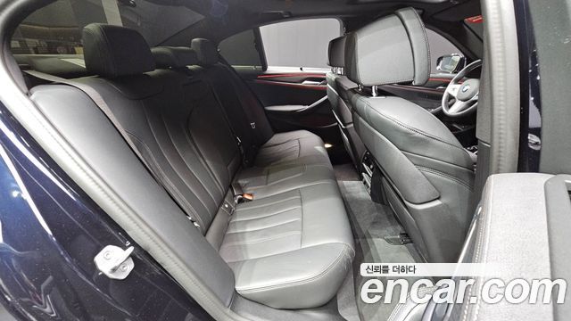 BMW 5-Series 2023 — photo 18