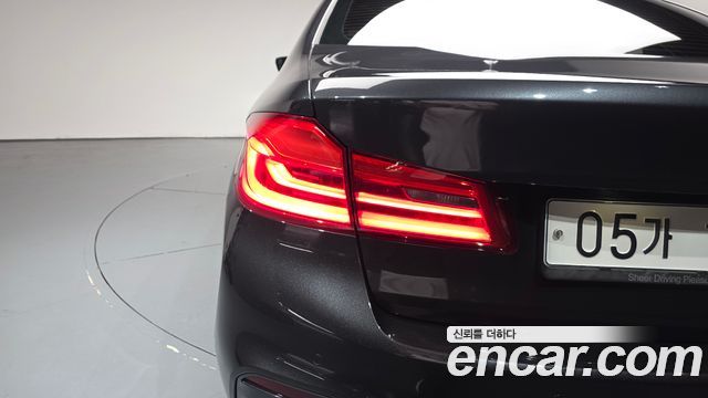 BMW 5-Series 2017 — photo 9