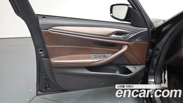 BMW 5-Series 2017 — photo 14