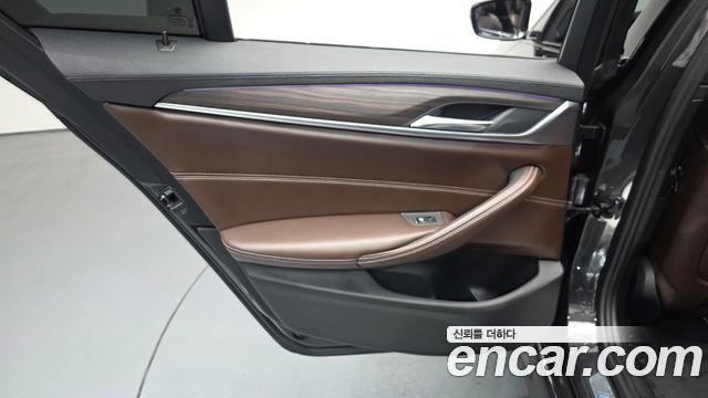 BMW 5-Series 2017 — photo 15