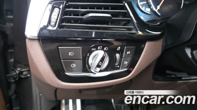 BMW 5-Series 2017 — photo 27