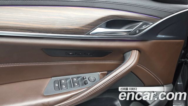 BMW 5-Series 2017 — photo 30