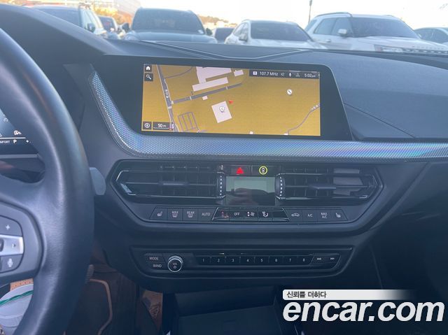 BMW 1-Series 2021 — photo 9