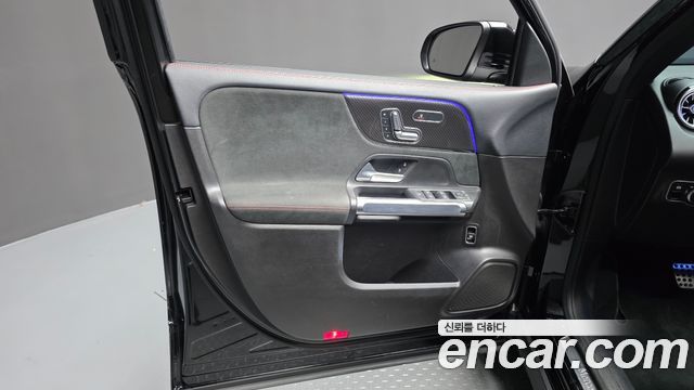 Mercedes-Benz GLB-Class 2020 — photo 14