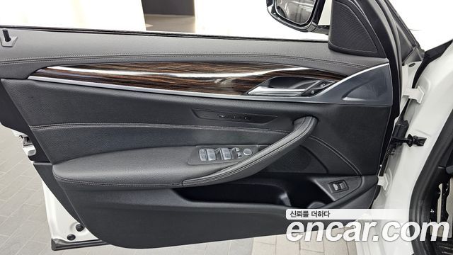 BMW 5-Series 2022 — photo 14