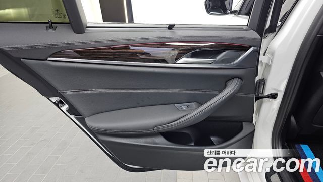 BMW 5-Series 2022 — photo 15