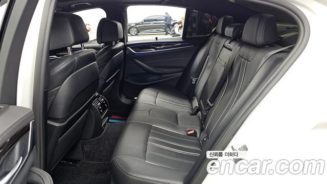 BMW 5-Series 2022 — photo 16