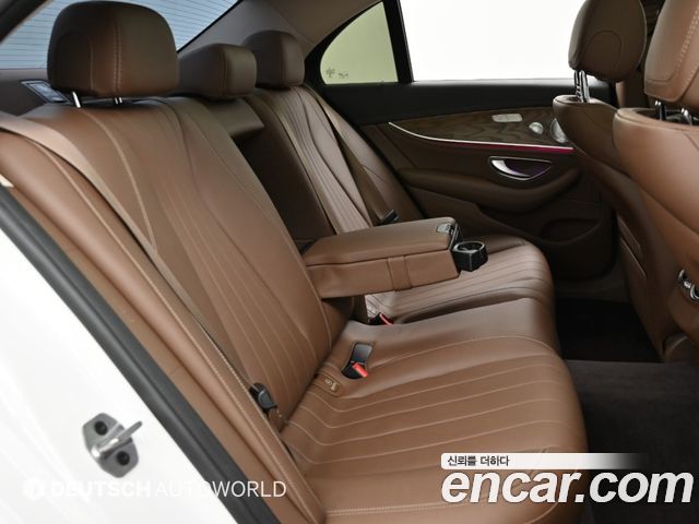 Mercedes-Benz E-Class 2019 — photo 12