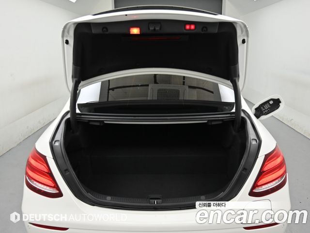 Mercedes-Benz E-Class 2019 — photo 19