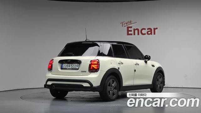 Mini Cooper 2023 — photo 2