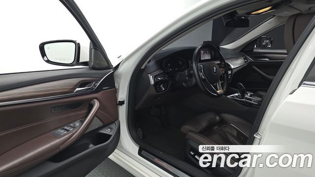BMW 5-Series 2020 — photo 13