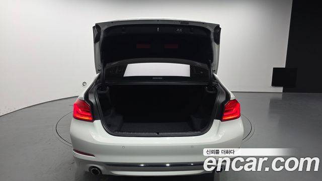 BMW 5-Series 2020 — photo 26