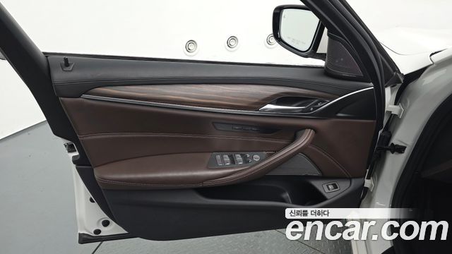 BMW 5-Series 2020 — photo 14