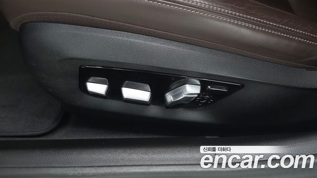 BMW 5-Series 2020 — photo 30
