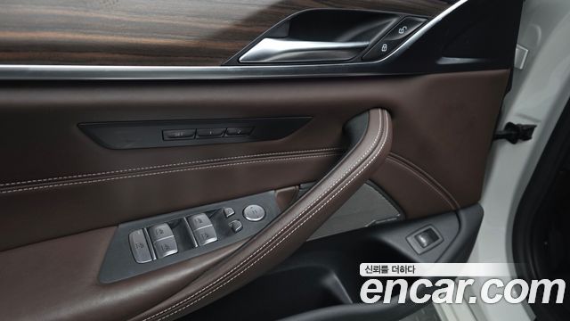 BMW 5-Series 2020 — photo 34