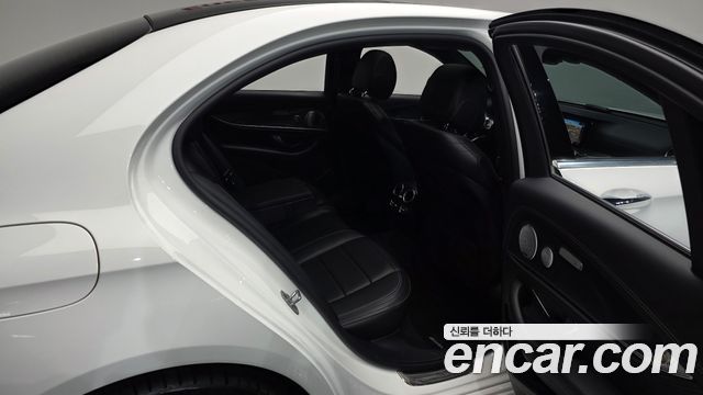 Mercedes-Benz E-Class 2020 — photo 18