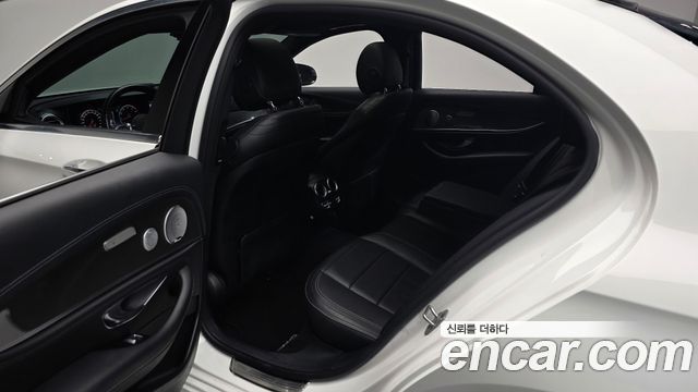 Mercedes-Benz E-Class 2020 — photo 16