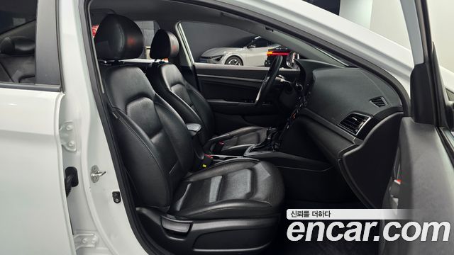 Hyundai AVANTE 2018 — photo 13