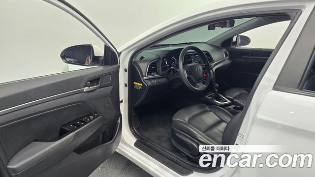 Hyundai AVANTE 2018 — photo 17