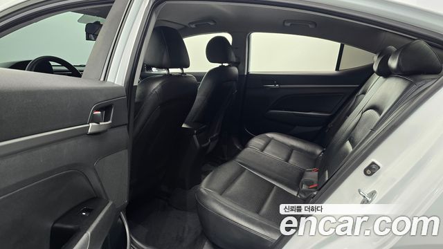 Hyundai AVANTE 2018 — photo 18
