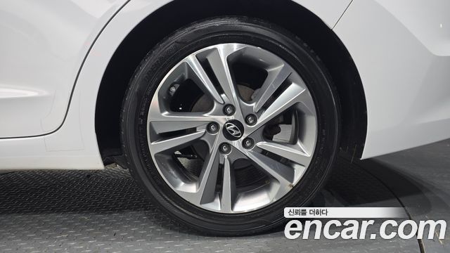 Hyundai AVANTE 2018 — photo 7