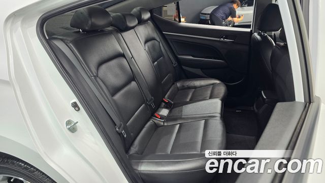Hyundai AVANTE 2018 — photo 16
