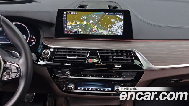 BMW 5-Series 2018 — photo 18